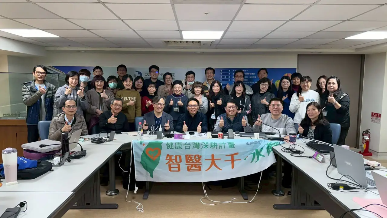 授課結束後,講師與大千綜合醫院同仁在會議室合照,桌前掛著「智醫大千」布條