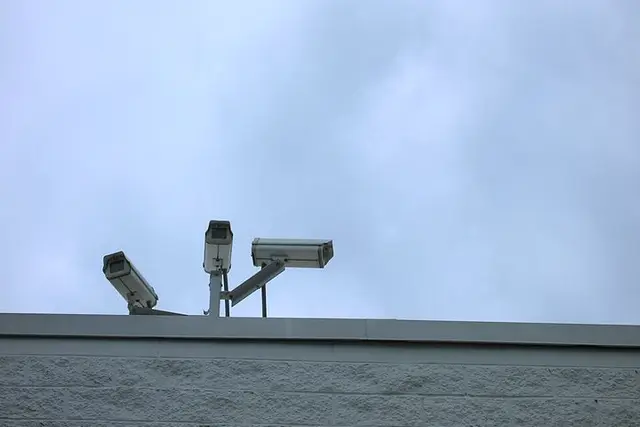 建築物頂端的監視攝影機